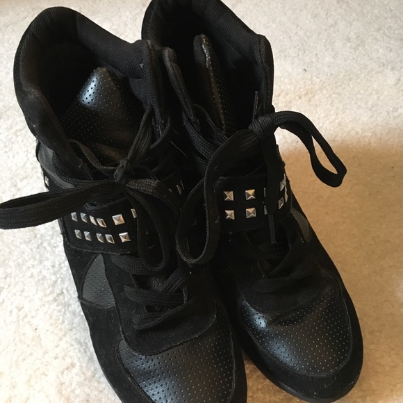 Deb Shoes - Debs booties, wedge heel and studs-black.